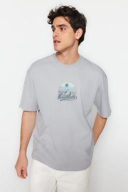 TRENDYOL MAN Kahverengi Oversize/Genis Kesim Manzara-Yaz? Bask?l? %100 Pamuklu T-Shirt TMNSS23TS00206