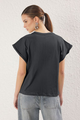 Antrasit %100 Pamuk Relaxed/Rahat Kal?p Cep Detayl? Orme T-Shirt TWOSS25TS00085