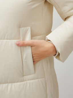 Пальто утепленное стеганное зимнее с капюшоном женское бежевого цвета 9601B - Holdluck фото 10