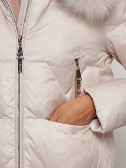 Пальто утепленное с капюшоном зимнее женское бежевого цвета 13305B - Visdeer фото 8