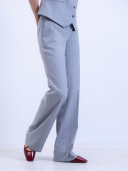 Серые брюки в тонкую полоску
