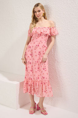 Pembe Cicekli Etegi Belden Ac?lan F?rf?rl? Sifon Ucus Ucus Dokuma Midi Elbise TWOSS25EL00278