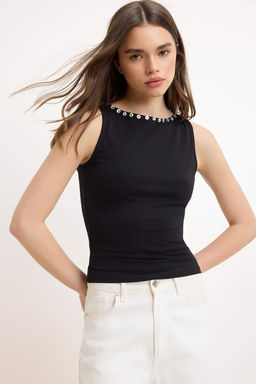 Siyah Duz Fitted Kay?k Yaka Kolsuz Aksesuar Detayl? Crop Pamuklu Esnek Orme Bluz TWOSS26BZ00671