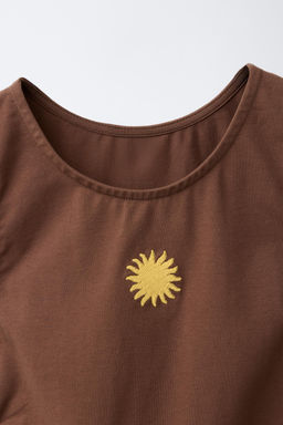 CAMISETA CUT OUT BORDADO / Marr?n