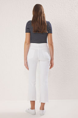 Beyaz Pacas? Kesikli Yuksek Bel Crop Flare Jeans TWOSS25JE00266 - Trendyolmilla фото 4