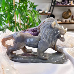 Лев резной из Агата с жеодой