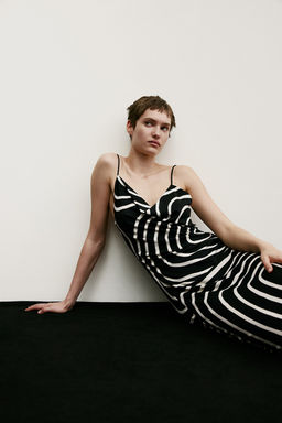 Vestido con escote drapeado