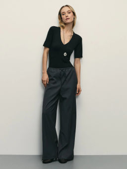 Базовое боди с V-образным вырезом и коротким рукавом / Zarina  фото 2