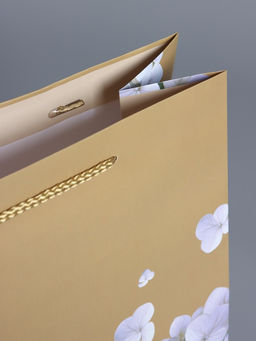 Пакет подарочный ламинированный «Пчёлка на гортензии», бежевый, 26×12×32 см