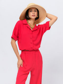 Блуза малинового цвета укороченная с короткими рукавами на пуговицах