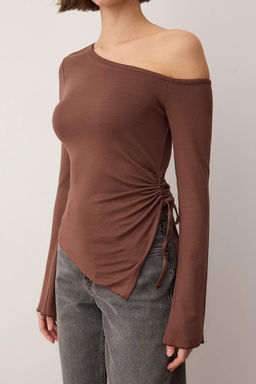 Kahverengi Ac?k Omuzlu Asimetrik Fitted/Vudua Otuan Ispanyol Kol Orme Bluz TWOAW26BZ00328 - Trendyolmilla фото 3