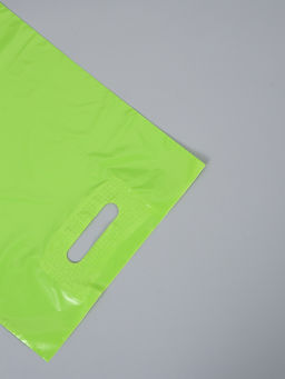 Цена за 50 шт. Пакет полиэтиленовый с вырубной ручкой, Салатовый 30-40 См, 50 мкм