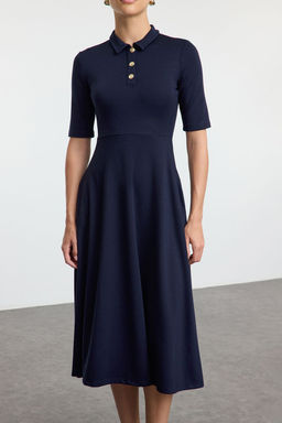 TRENDYOLMILLA K?rm?z? Dugmeli Yaka Truvakar Kol Skater/Belden Ac?lan Midi Orme Elbise TWOAW25EL00518 фото 4