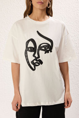 TRENDYOLMILLA Ekru %100 Pamuk Kabartma Bask?l? Oversize/Genis Kal?p Orme T-Shirt TWOSS25TS00081 фото 3