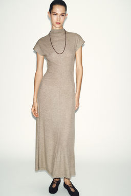VESTIDO MAXI CUELLO ALTO / Crudo