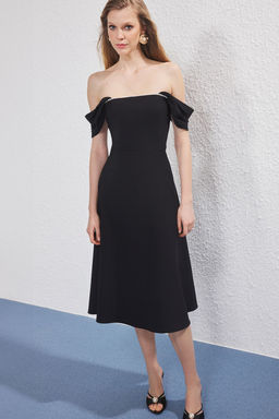 TRENDYOLMILLA Siyah Inci Detayl? Belden Ac?lan Dokuma Midi Elbise TPRSS25EL00287