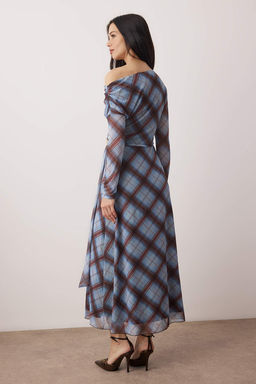 Ekoseli Akseusar Detayl? Astarl? Tul Asimetrik Yaka Y?rtmacl? Esnek Maxi Orme Elbise TWOAW26EL00320