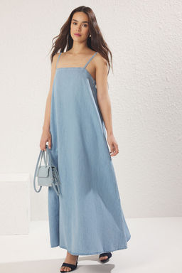TRENDYOLMILLA Ac?k Mavi Ask?l? Kare Yaka Oversize Maxi Denim Can Elbise TWOSS25EL00595