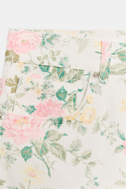 SHORTS FLORES DENIM TRF TIRO ALTO / Blanco roto