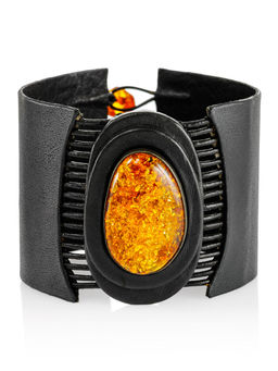 Эффектный кожаный браслет-манжета с цельным искрящимся янтарём Амазонка