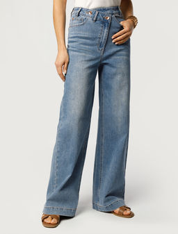 Джинсы-трубы из эластичного денима