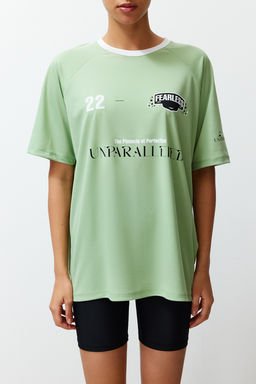 TRENDYOLMILLA Yesil Oversize Slogan Bask?l? Bisiklet Yaka K?sa Kollu Orme T-Shirt TWOSS24TS00108 фото 4