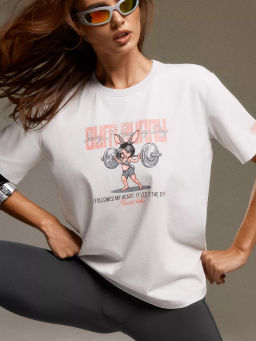 Свободная футболка с ярким принтом