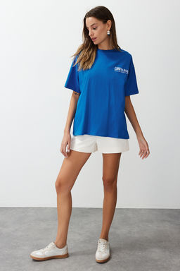 TRENDYOLMILLA Saks %100 Pamuk S?rt ve On Slogan Bask?l? Oversize/Genis Kesim Orme T-Shirt TWOSS24TS00186 фото 2