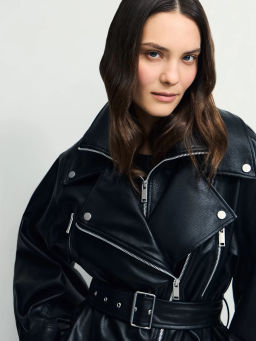 Куртка-косуха с ремнем на поясе из искусственной кожи / Zarina  фото 11