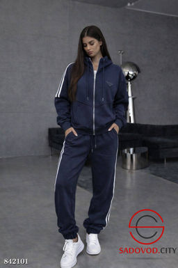 Спортивный женский костюм