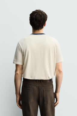 CAMISETA REGULAR FIT BORDADO CONTRASTE / Crudo