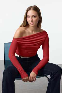 K?rm?z? Buzgu/Drape Detayl? Fitted/Vucuda Oturan Uzun Kollu Esnek Orme Bluz TWOAW25BZ00248