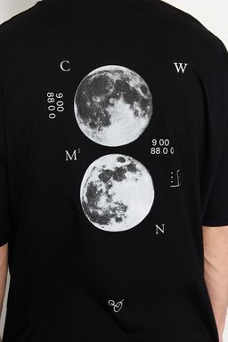 TRENDYOL MAN Lacivert Oversize/Genis Kesim Uzay Bask?l? Etiket Detayl? %100 Pamuklu T-Shirt TMNSS23TS00125 - Trendyolmilla фото 6