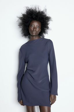 Vestido con espalda drapeada