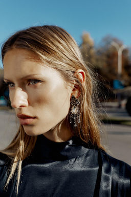 METAL FLOWER JEWEL EARRINGS