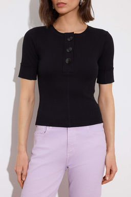 Limited Edition Siyah Vucuda Oturan K?sa Kollu Dugmeli Fitilli Esnek Orme Bluz TWOSS26BZ00473 - Trendyolmilla фото 3
