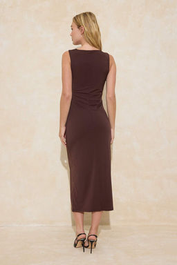 Koyu Kahverengi Bodycon Asimetrik Yaka Aksesuar Detayl? Maxi Esnek Orme Elbise TWOSS26EL00026 - Trendyolmilla фото 9