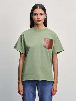 Футболка с карманом из искусственной кожи / Zarina  фото 3