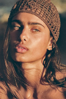 GORRO CASQUETE CROCHET FLORES ABALORIOS / Tostado oscuro