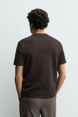 CAMISETA ESTRUCTURA CUELLO PANADERO / Chocolate