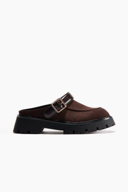 Mules estilo mocas?n con suela gruesa