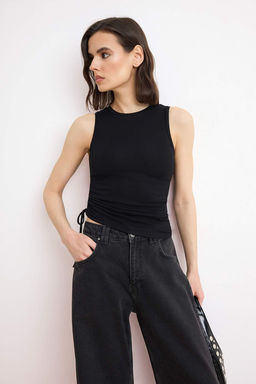 Siyah Duz Fitted Bisiklet Yaka Kolsuz Buzgulu Premium Yumusak Orme Bluz TWOSS26BZ00465