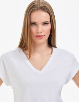 Beyaz Regular Fit V Yaka Basic Ti__rt