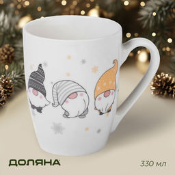 Новогодняя кружка для чая Доляна Домашние гномики, 330 мл, фарфор, цвет белый