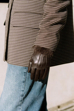 CONTRAST FAUX LEATHER GLOVES WITH FAUX FUR - Zara фото 2