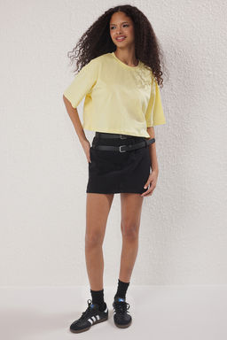 Premium Sar? Relaxed/Rahat Kal?p %100 Kal?n Pamuklu Crop Orme T-Shirt TWOSS23TS00038