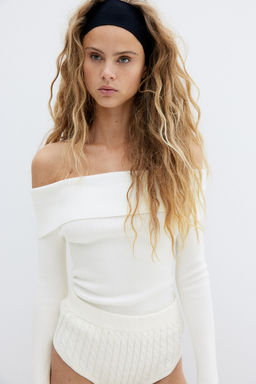 Top off-the-shoulder en punto de canale