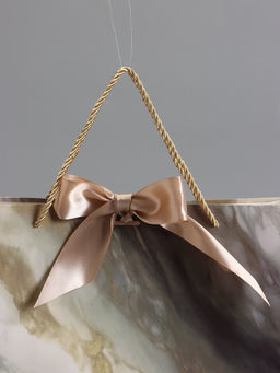 Пакет подарочный ламинированный «Мрамор» , серо-бежевый, с бантиком, 35×30×10 см