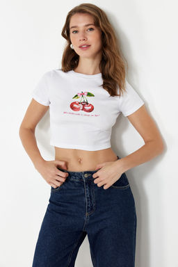 TRENDYOLMILLA Beyaz %100 Pamuk Kiraz Bask?l? Crop Fitted Vucuda Oturan Esnek Orme T-Shirt TWOSS24TS00121