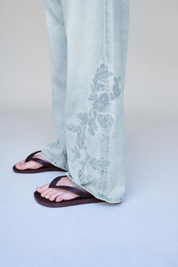 JEANS WIDE LEG FLORES BORDADAS STRASS / Azul